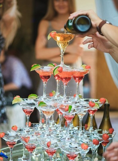 горка шампанского на свадьбу